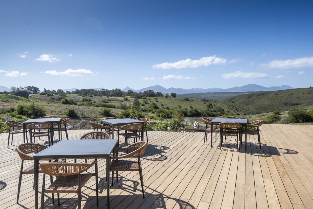Kwena-Lodge-Dining-Deck