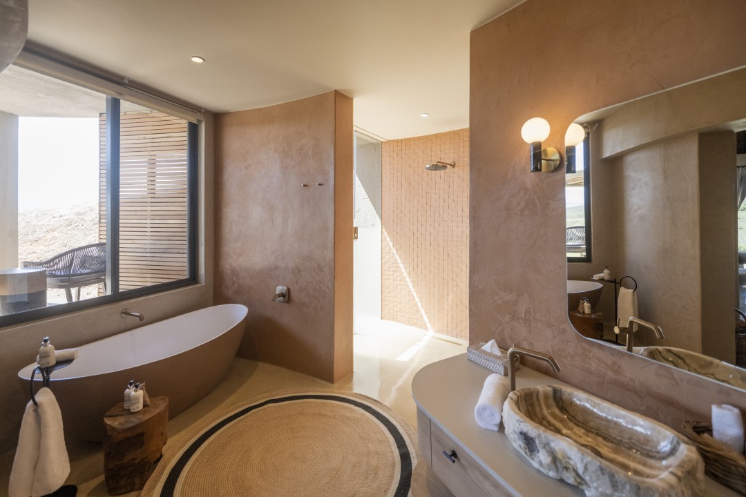 Kwena-Lodge-Luxury-Suite-bathroom-1