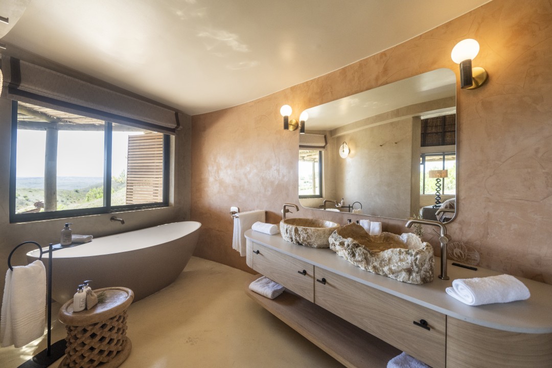 Kwena-Lodge-Suite-bathroom-6