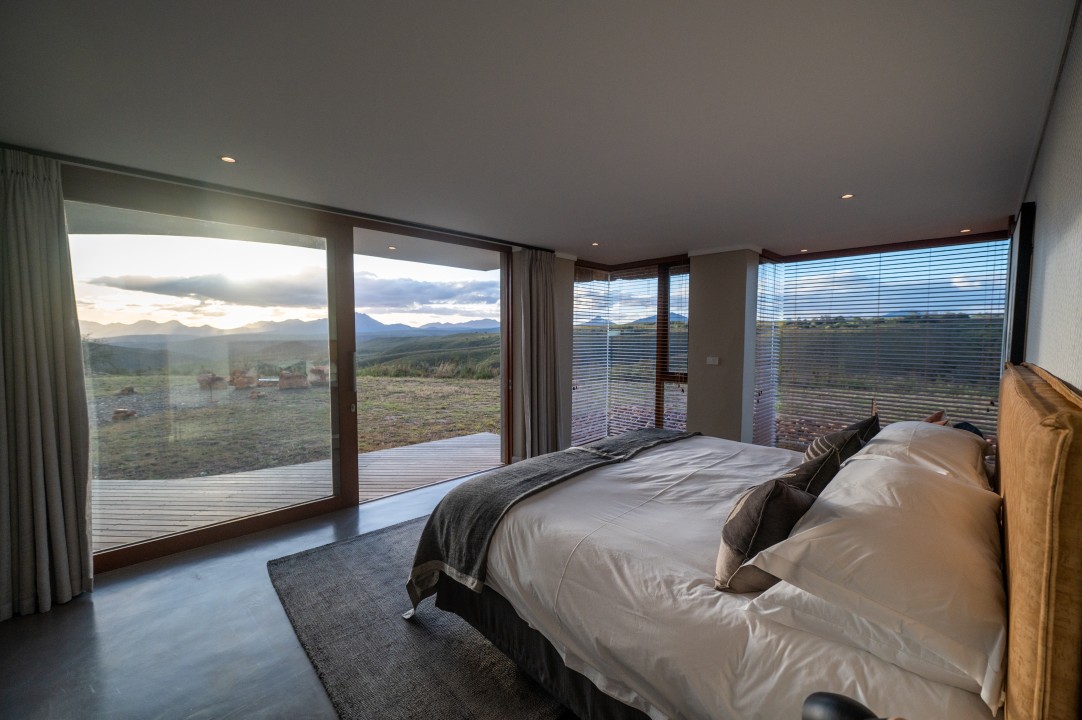 Kwena-Lodge-Villa-Bedroom-DSC_1981