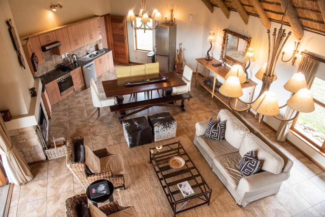 Kwena-Lodge-Villa-Open-Plan-Dining-Kitchen-8