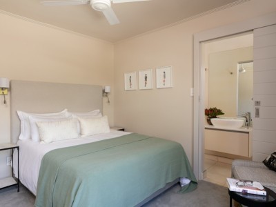 thumbs_luxury-cape-town-camps-bay-apartment-bedroom-3