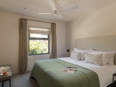 thumbs_luxury-cape-town-camps-bay-apartment-bedroom3